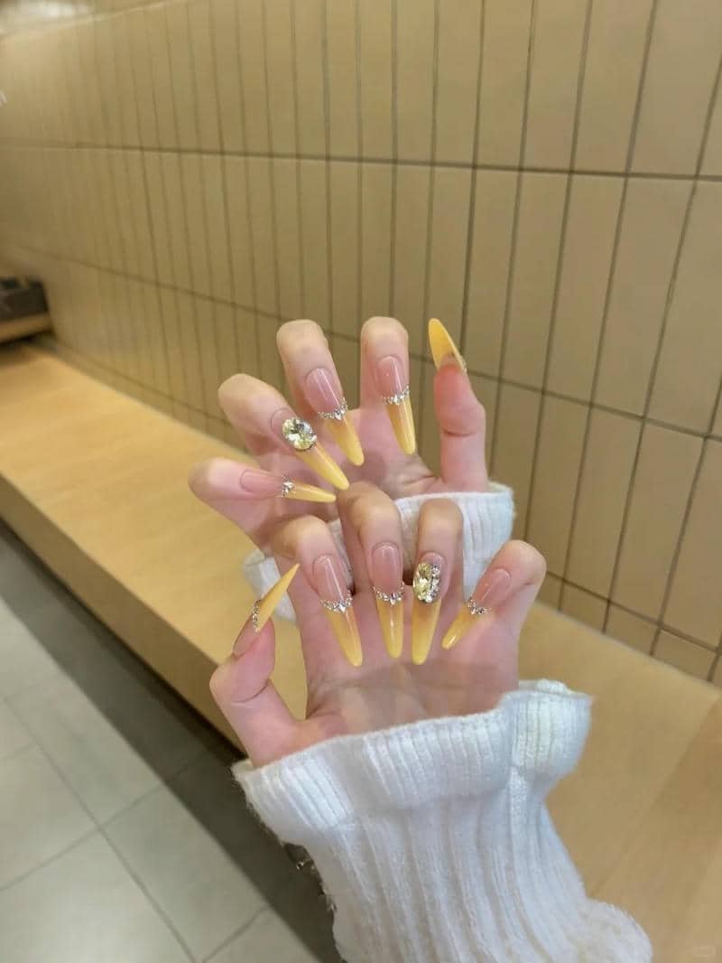 mẫu móng màu vàng