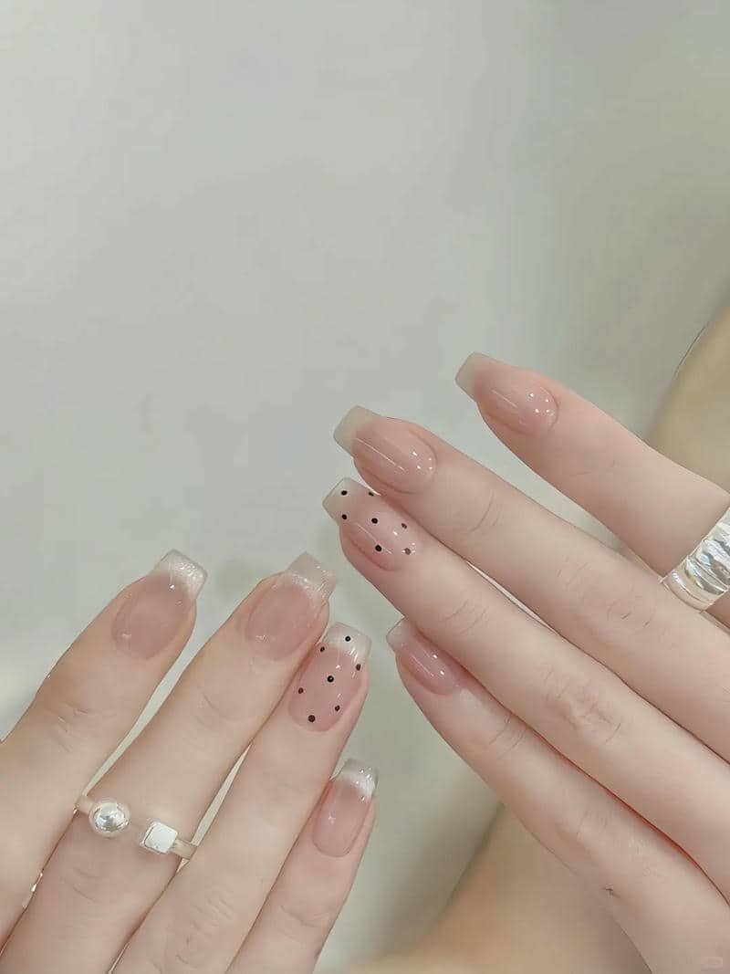 mẫu móng tay đẹp đơn giản